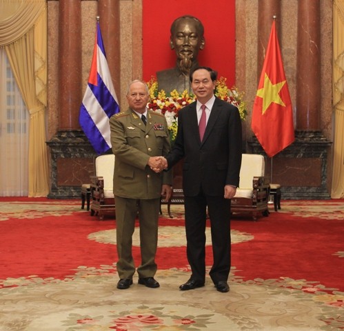 Les dirigeants vietnamiens reçoivent le ministre cubain des Forces armées révolutionnaires  - ảnh 1